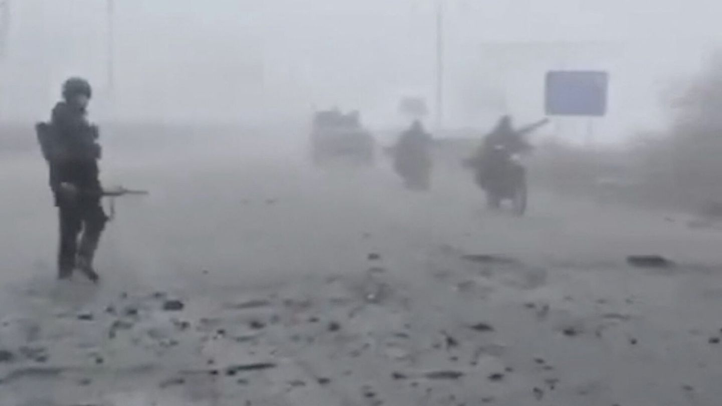 Video näyttää, miten Venäjän joukot ajavat moottoripyörillä paksussa sumussa Pokrovskiin