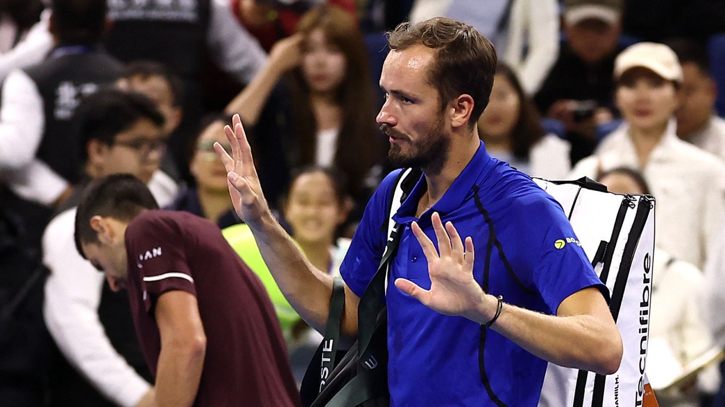 Tennis | Daniil Medvedevin hermot pettivät täysin: lyönti osui katsojaa päähän