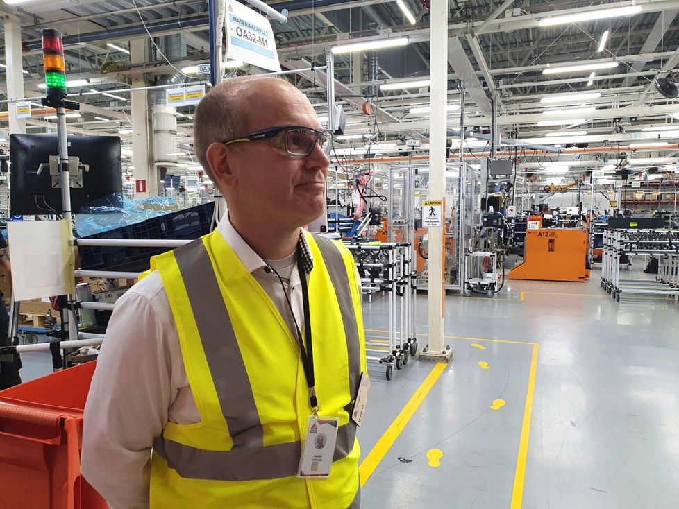 Asiakkuuspäällikkö Heikki Hihnala sanoo, että automatisaatio on tarkoittanut myös sitä, että raskaista ja tympeistäkin työvaiheista on päästy eroon moottoreiden kokoonpanossa. Päivän aikana Linnavuoressa valmistuu keskimäärin 140 moottoria.
