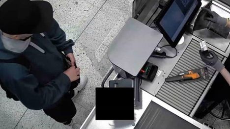 Mies osti puukon Kalevan Prismasta 1. heinäkuuta. Ostotilanne tallentui kaupan kameroihin. 