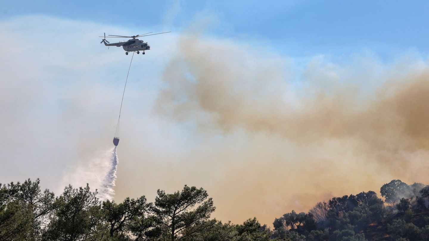 Wildfires rage in Greece; three firefighters dead, tourists evacuated