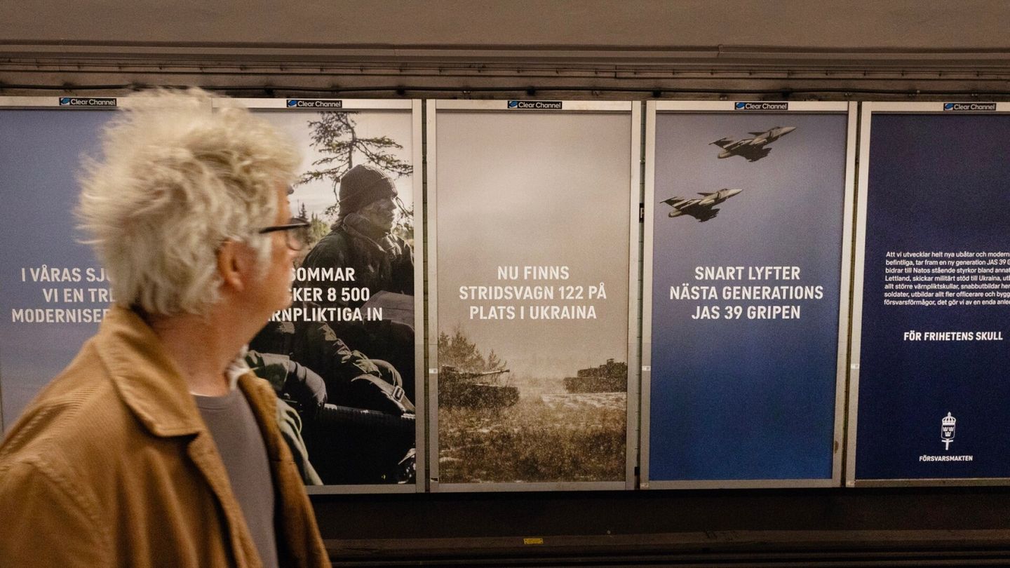 HS Tukholmassa | ”Vapauden tähden” – Ruotsin puolustusvoimien synkkäsävyiset mainokset valtaavat Tukholman katukuvan