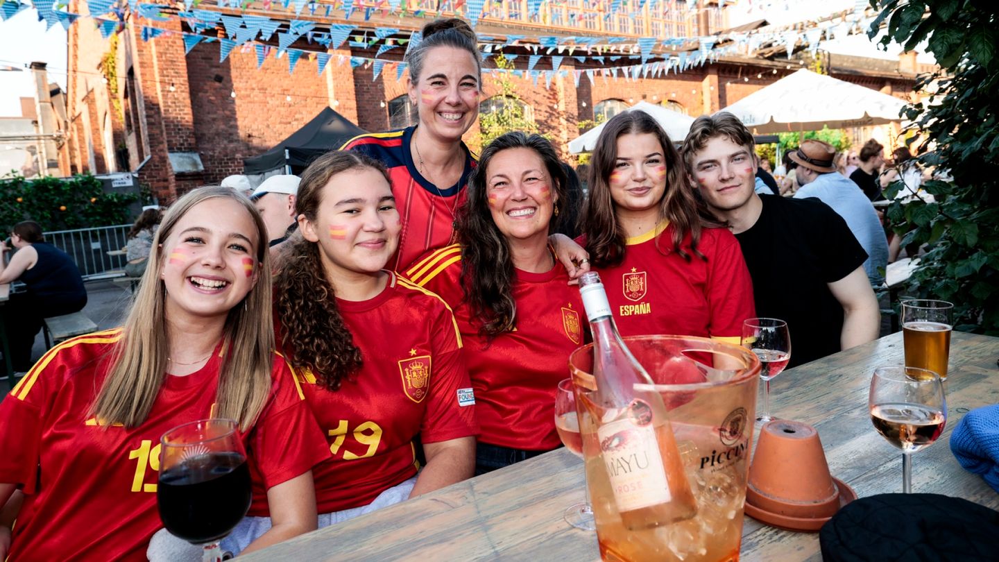 HS fan zone: Best spots in Vallila's giant viewing area taken long before Spain and France clash