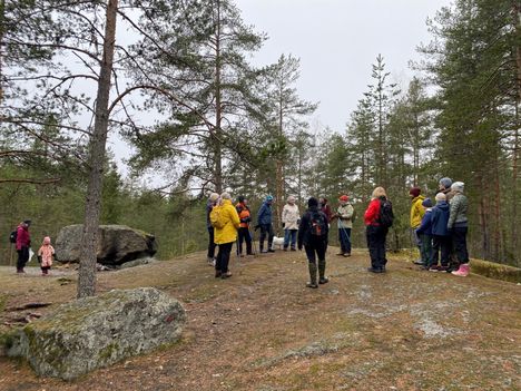 Retkeläiset kokoontuivat Aurinkokallioille. Paikka on saanut nimensä Myllyhaan päiväkodin lapsilta.