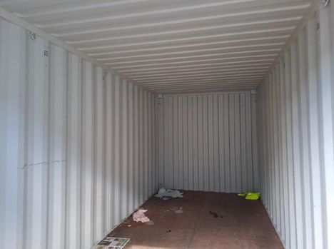 Katonrajassa näkyvät pienet reiät olivat ainoa ilmanvaihto kontissa.