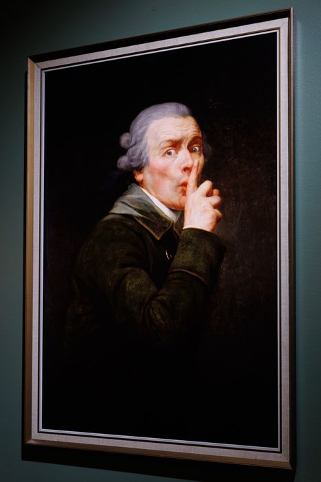 벽에 걸린 판은 공간이 조용해야 함을 상기시켜 줍니다.