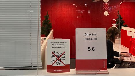 Viking Line ilmoittaa lähtöselvityksen maksullisuudesta Katajanokan terminaalissa Helsingissä.