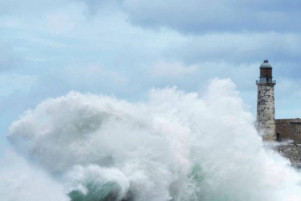 Milton passed Cuba on his way to Florida. The waves raised by it hit Havana's beach boulevard on Wednesday.