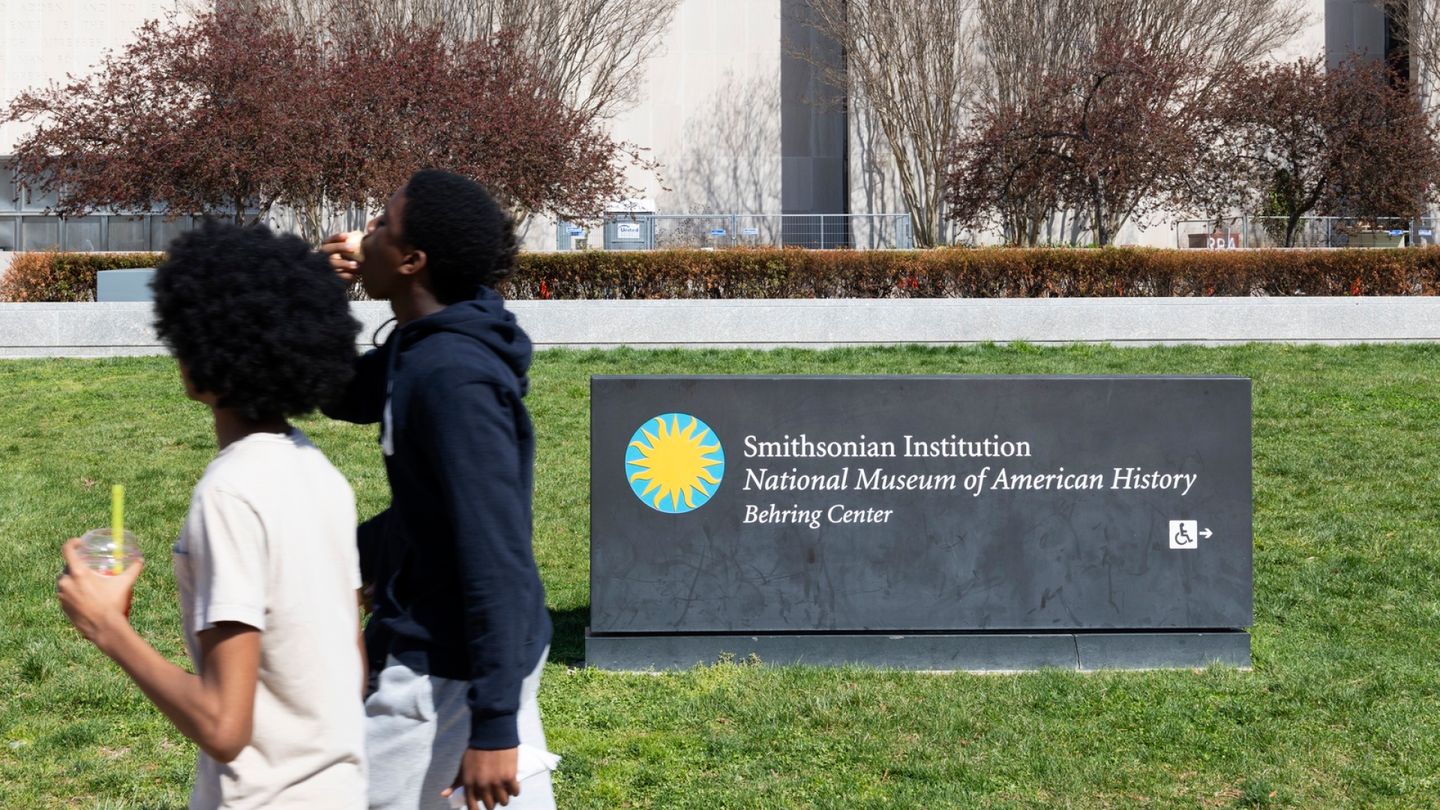 Trump orders warning signs at national museums over 'erroneous information'