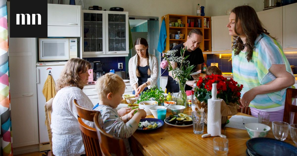 Leena osti yksin 240 neliön puutalon ja perusti kommuunin – nyt 8 hengen porukalla on yhteiset ruuatkin
