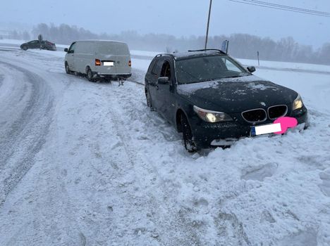 Kun apu saapui, BMW saatiin lopulta pois penkasta suhteellisen nopeasti.