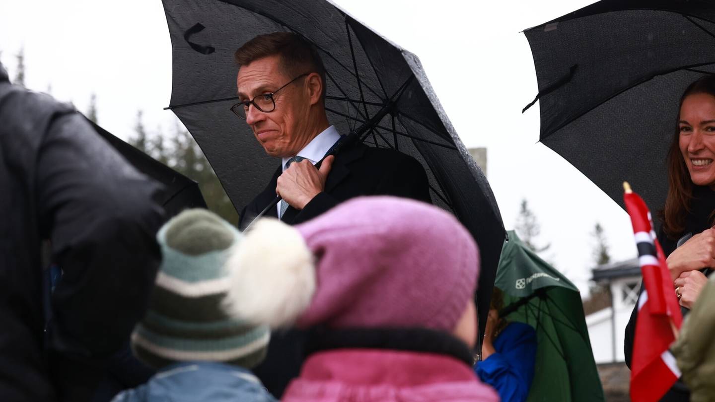 Alexander Stubb joutui vaikeuksiin sateenvarjon kanssa – katso video: presidentti jutusteli lasten kanssa sateisessa Bergenissä