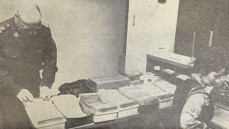 Komisario Ruuno Silekoski ja kassanhoitaja Maija-Liisa Lätti ihmettelevät tamperelaisten autoilijoiden välinpitämättömyyttä. Uutinen Aamulehdessä 5.12.1975.