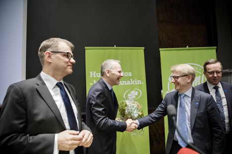 Keskustan uusi ministeri Jari Leppä sai onnittelut Kimmo Tiilikaiselta. Kuvassa vasemmalla Juha Sipilä ja oikella Mika Lintilä.