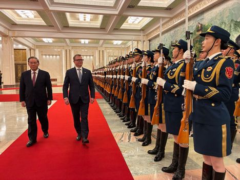 Ministers Li Qiang and Peteri Olupo.