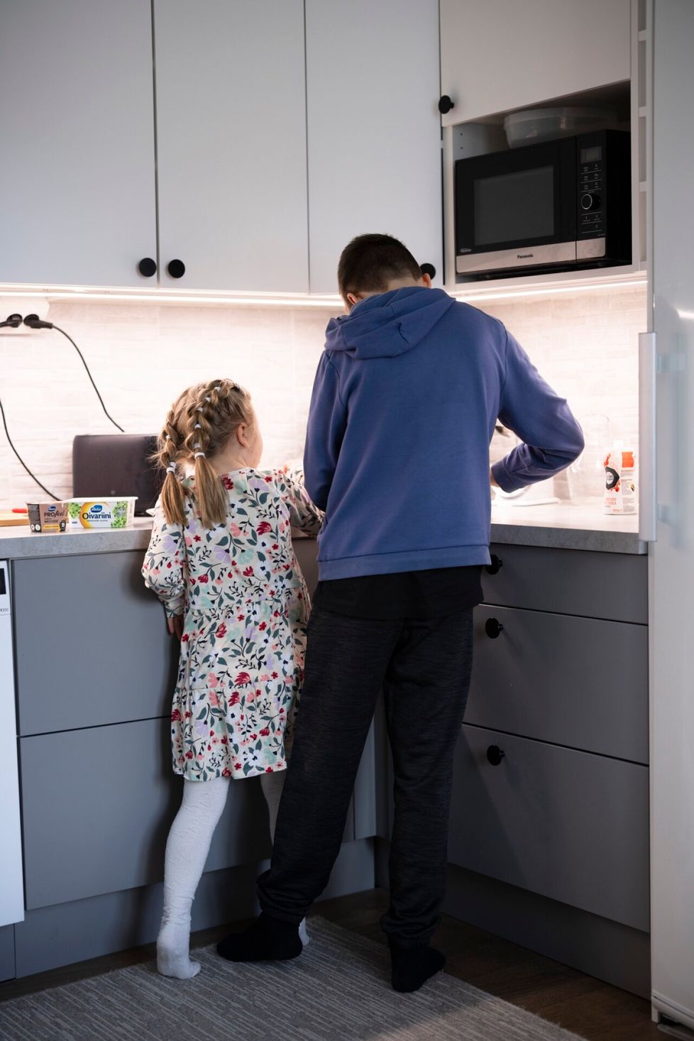 Big Brother Kaapo, 14, makes a 7-year-old pearls a snack.