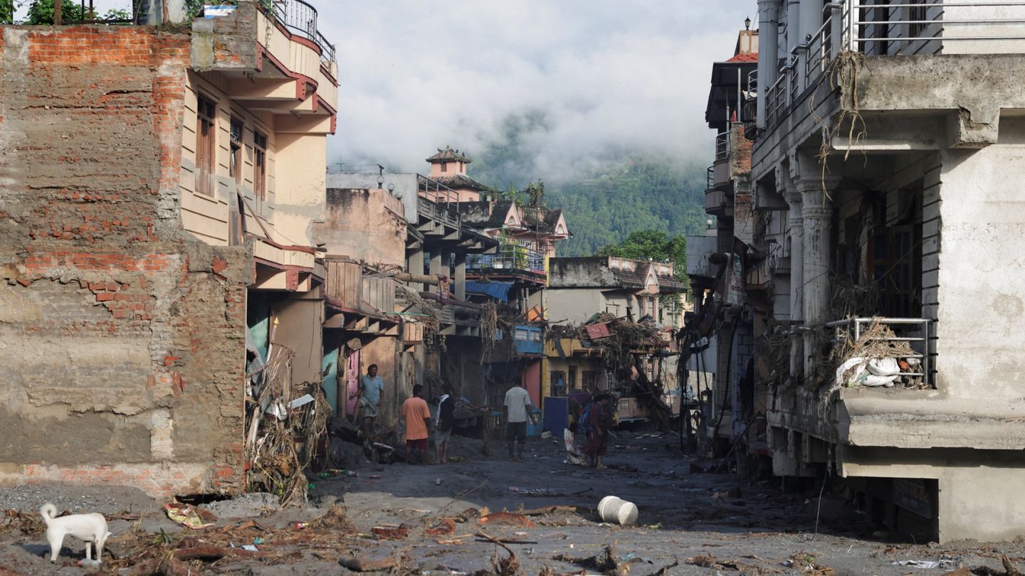 Over 400 dead in Nepal-China floods; new deluge threatens