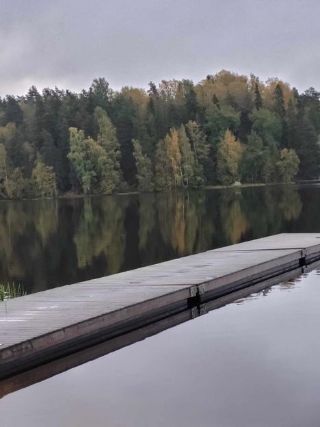 Aamu Vihnuksella valkeni tyynenä heijastuksineen.