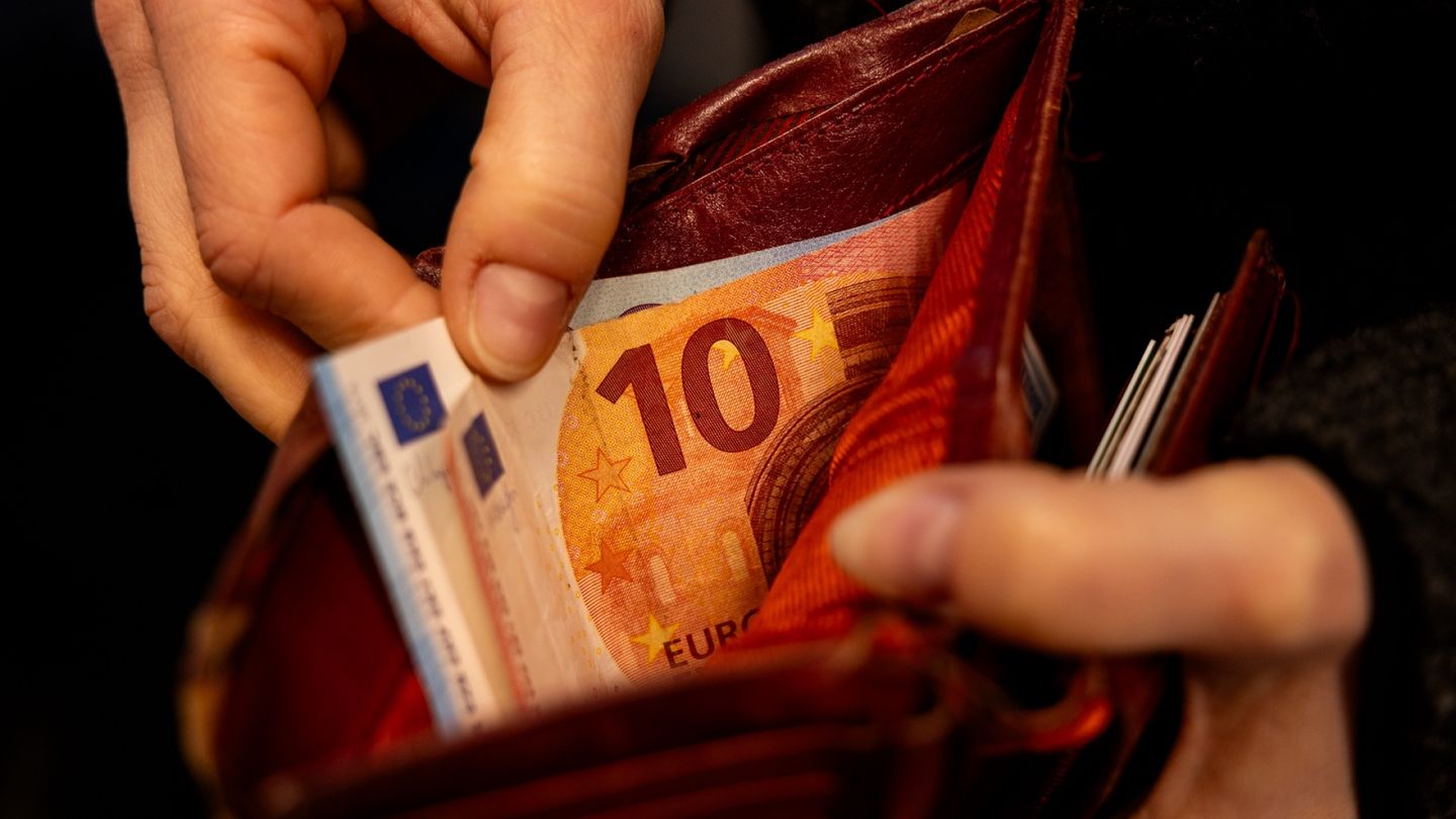 Raportti: Pienituloisilta lähti liki 1 000 euroa vuodessa, suurituloiset saivat yli 2 000 euroa lisää