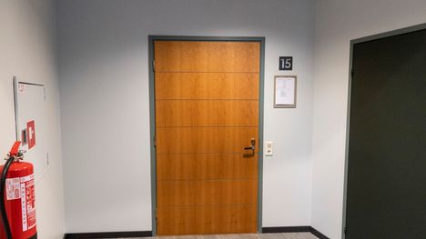 Hakametsän jäähalliin kytkeytyvän rikosepäilyn piti tulla maanantaina oikeuden arvioitavaksi. Toisin kävi.