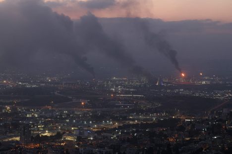 Savu nousi Haifan kaupungissa Israelissa maanantaina Iranin tekemien iskujen seurauksena.