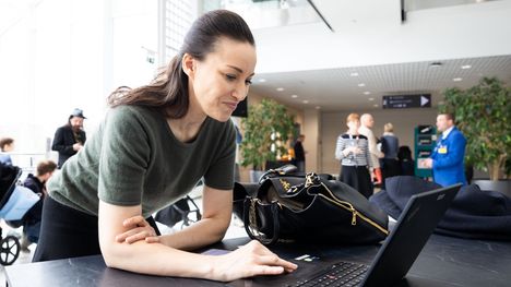 Nordnetin talousasiantuntija Jasmin Hamid esiintyi Tampereen sijoitusmessuilla toukokuussa 2024.