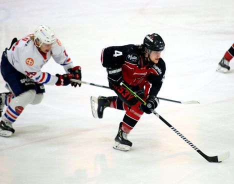 Valtteri Ylitalo johdattaa Pyryn punapaidat seuran historian ensimmäiseen Mestis-kauteen. Kuva marraskuulta 2023. 