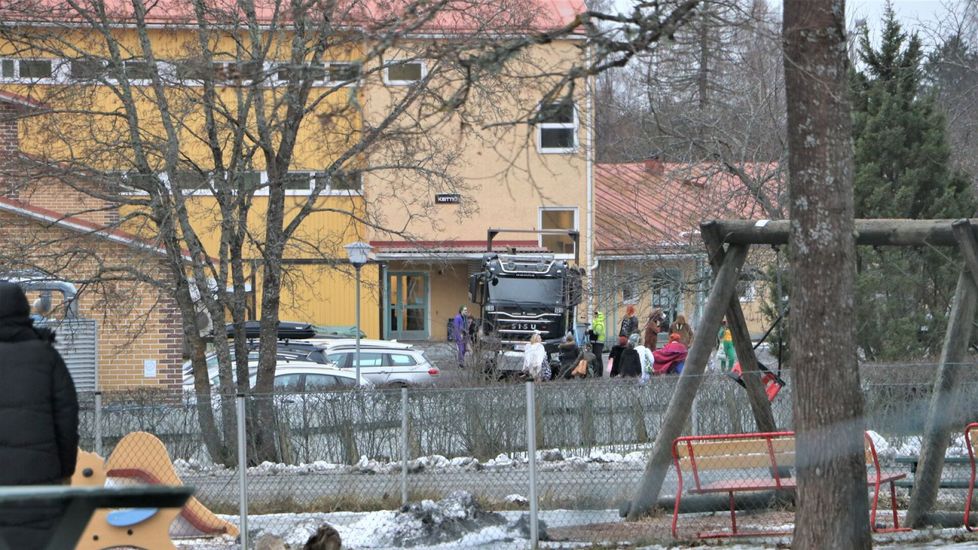 Abirekka valmiina. Äkkiä se ihmisen matka varhaiskasvatuksesta abiksi humahtaa. Merikarvialla kasvatusyksiköt ovat samalla mäellä.