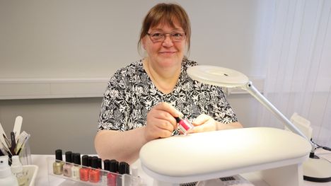 Julia Pappila avasi kynsistudio Your Nailsin Koskentien palvelutalon kivijalassa. Hänellä on aiemminkin ollut liiketila Jämsässä, mutta hän joutui luopumaan siitä sairastumisen vuoksi. ”Osa senaikaisista vakioasiakkaista käy edelleen asiakkaanani, joten en joudu aloittamaan ihan alusta.”