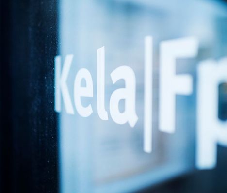 Kela voi maksaa valtion takaaman opintolainan korot opiskelijan puolesta, mikäli tämän tulot eivät ylitä tulorajaa. 