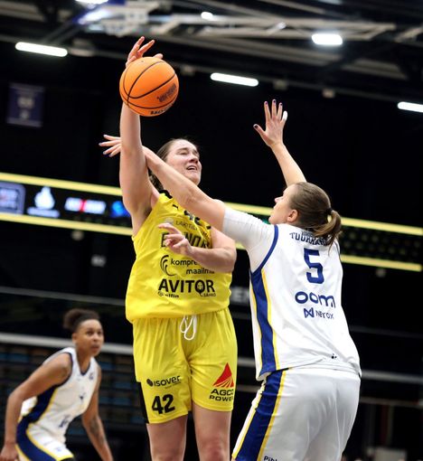Sentterit vastakkain. BC Nokian Kadri-Ann Lass pussitti 19 pistettä, ToPon Taru Tuukkanen 14.