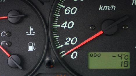 Nopeusrajoitettu henkilöauto voisi jatkossa olla halvempi ja turvallisempi vaihtoehto esimerkiksi mopoautolle.