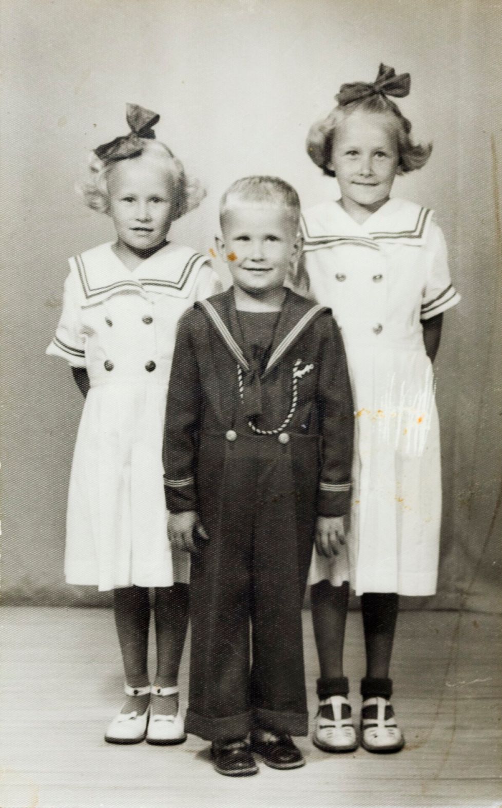 KOLMIKKO. ”Minä olen vasemmalla, edessä pikkuveljeni Pertti, oikealla isosiskoni Inkeri. Mistähän merimiesmuoti tuli aikoinaan lasten vaatteisiin?”