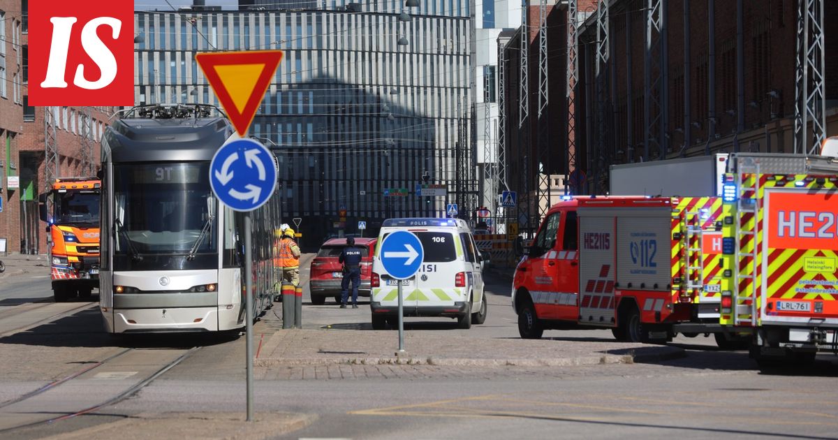 Ratikka ja auto törmäsivät Jätkä­saaressa