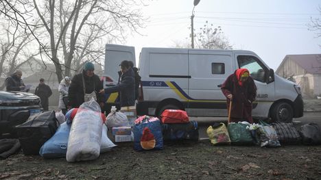 Evakuoituja siviilejä tavaroidensa kanssa Zaporižžjan alueella perjantaina.