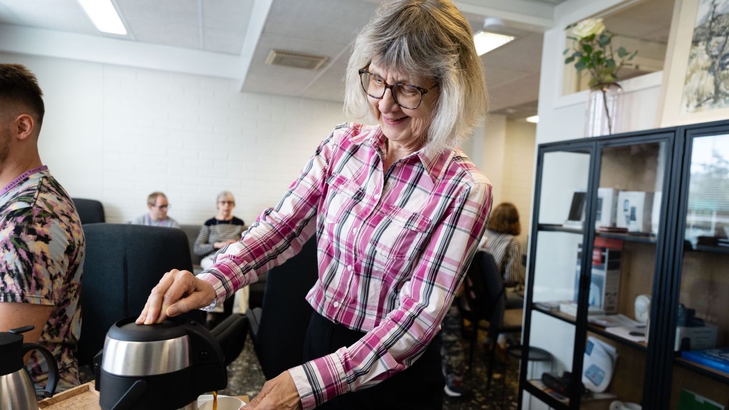 Elderly Finn Struggles with Digitalization, Manages Mother's Affairs
