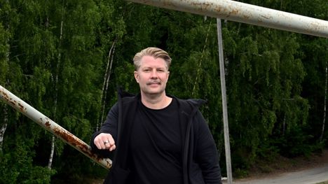 ”Olen tällä hetkellä unelmatyössäni, mutta yksi haaveistani on juontaa tulevaisuudessa myös viihdeohjelmia”, juontaja ja urheiluselostaja Lauri Kottonen sanoo.