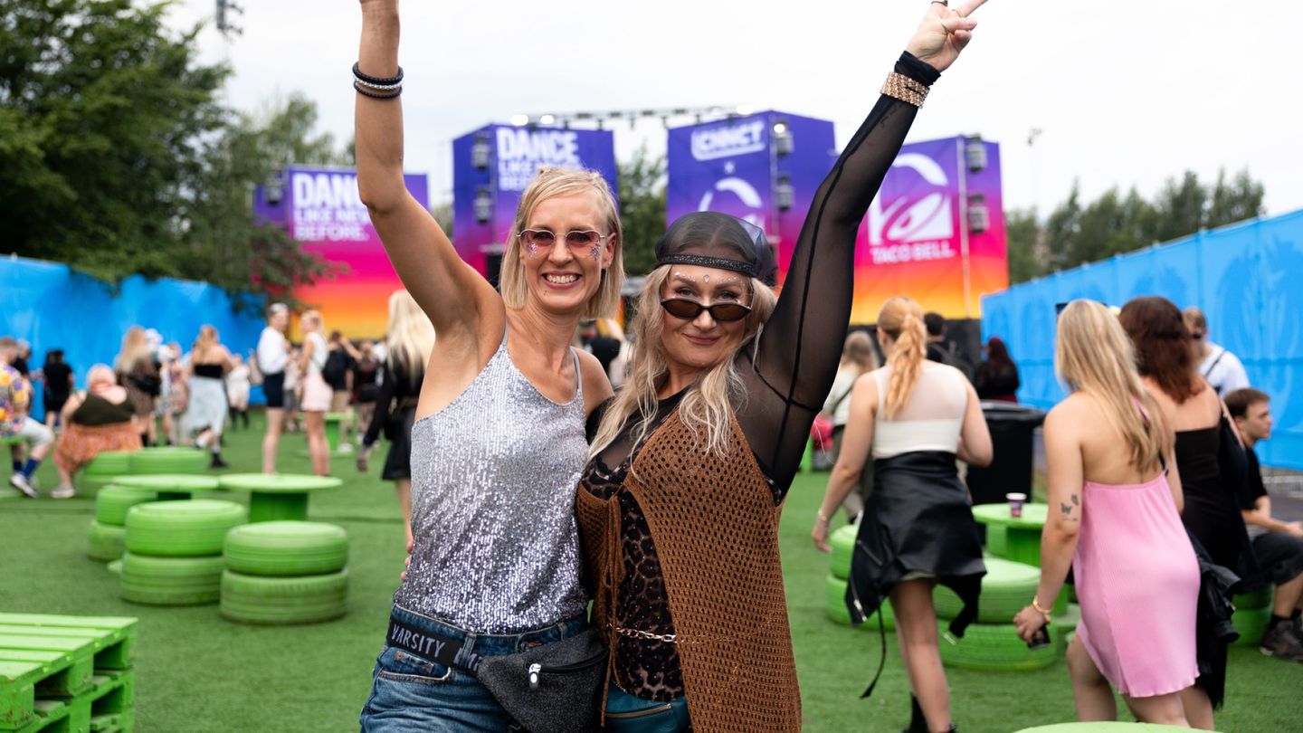 Weekend Festival: When Middle-Aged Attendees Enter the Gates, 'Grandmotherhood Disappears'