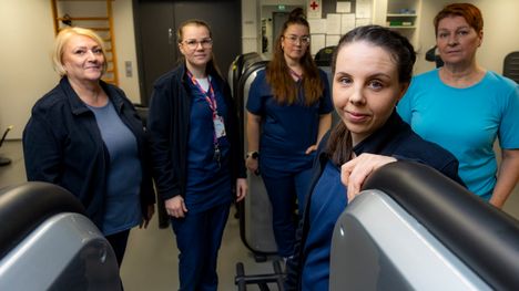 Tampereen Tipotien terveysaseman fysioterapeutti Sanni Saarinen (etualalla) ja fysioterapeutit (vasemmalta) Kristiina Martiskainen, Jutta Jokela, Maija Pesto ja Jaana Hietanen tietävät, miten henkilöstöedut herättävät tunteita. Saarinen antoi Aamulehdelle haastattelun ja pyysi työkaverit samaan kuvaan. 