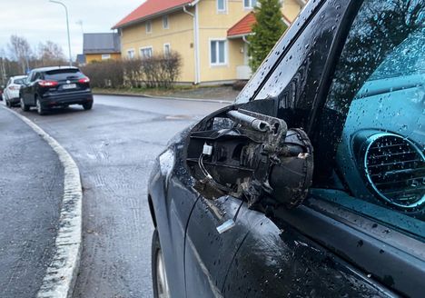 Rikottu peili Isoniemenkadulla. Kuva on otettu lauantai-iltana.