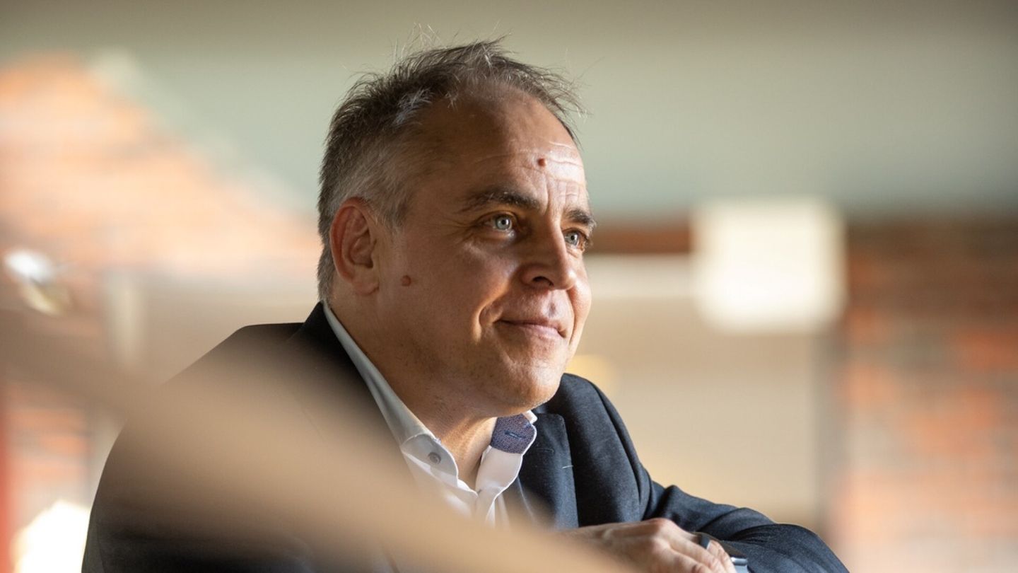 AI reshapes jobs, lifts productivity