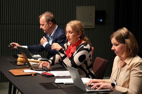Nokian Kaupunginjohtaja Eero Väätäinen vasemmalla, kaupunginvaltuuston puheenjohtaja Maria Asunta sekä kaupunginvaltuuston sihteeri, hallintojohtaja Hanna Vuojela osallistuivat valtuuston kokoukseen kirjastotalossa.