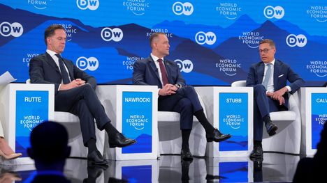 Naton pääsihteeri Mark Rutte (vas.), Puolan presidentti Karol Nawrocki ja Suomen tasavallan presidentti Alexander Stubb puhuivat Maailman talousfoorumissa Sveitsin Davosissa keskiviikkona.