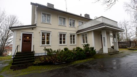 Vuonna 1948 rakennettu hirsikartano on ollut Rautioniemen tilan päärakennus. Samalla paikalla on aikoinaan sijainnut vielä vanhempi talo, joka on tuhoutunut tulipalossa.