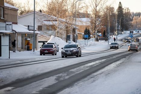Autoilijan on syytä varautua mustaan jäähän sään viilentyessä.
