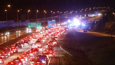 Turunväylällä tapahtunut ketjukolari aiheutti merkittävää ruuhkautumista myöhään iltapäivällä Espoossa.