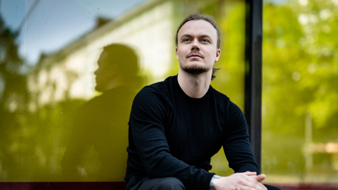 Kirja-arvio | Lähikaupan kassa­mies on kertoja­ääni, jollaista kriitikko on odottanut