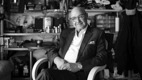 Lasse Norres kuvattiin autotallissaan Vantaalla syyskuussa 2022.