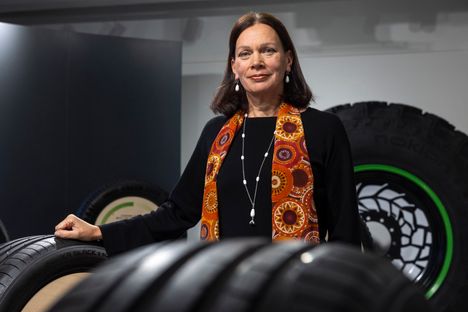 Nokian Renkaiden Romanian-tehtaan johtaja Susanna Tusa kertoo, että tehtaassa valmistetaan renkaita pääasiassa Keski-Euroopan oloihin. Tusa kuvattiin Nokialla marraskuussa 2022.