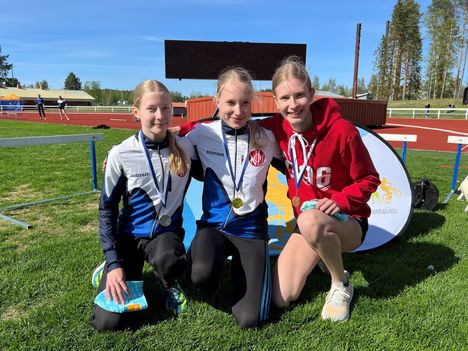 Iina Saranpää, Emma Haka-Risku ja Reea Hiitelä toivat Nokialle kolmoisvoiton yleisurheilun Koululiikuntaliiton mestaruuskilpailuista T15-sarjan 800 metrillä. Kilpailut käytiin Kalajoella. 